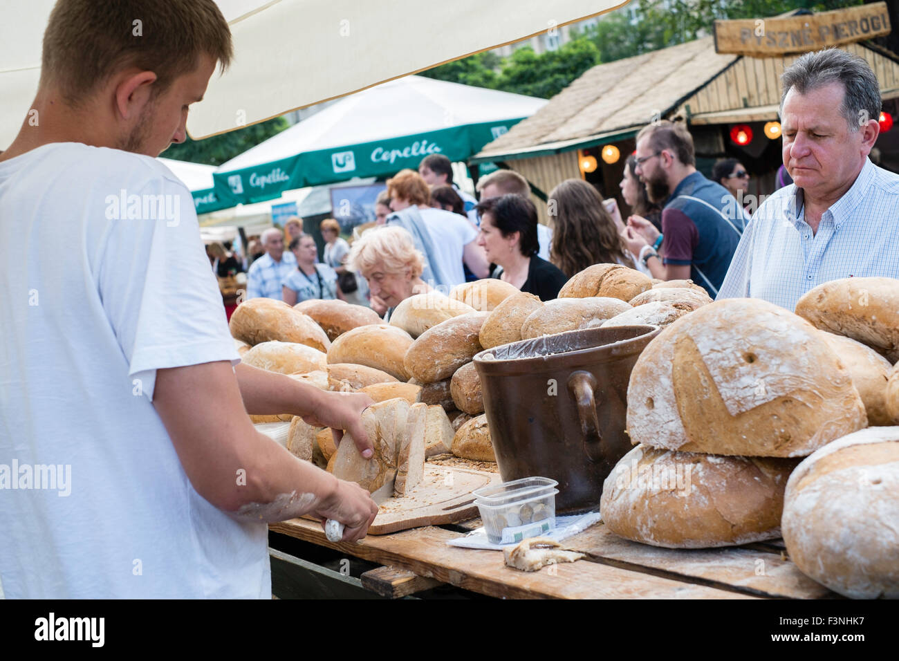 Central Europe Eastern Europa Europa Europäische Altstadt von Krakau Shopper Küche Erbe historischen Lebensmittelmarkt Stockfoto