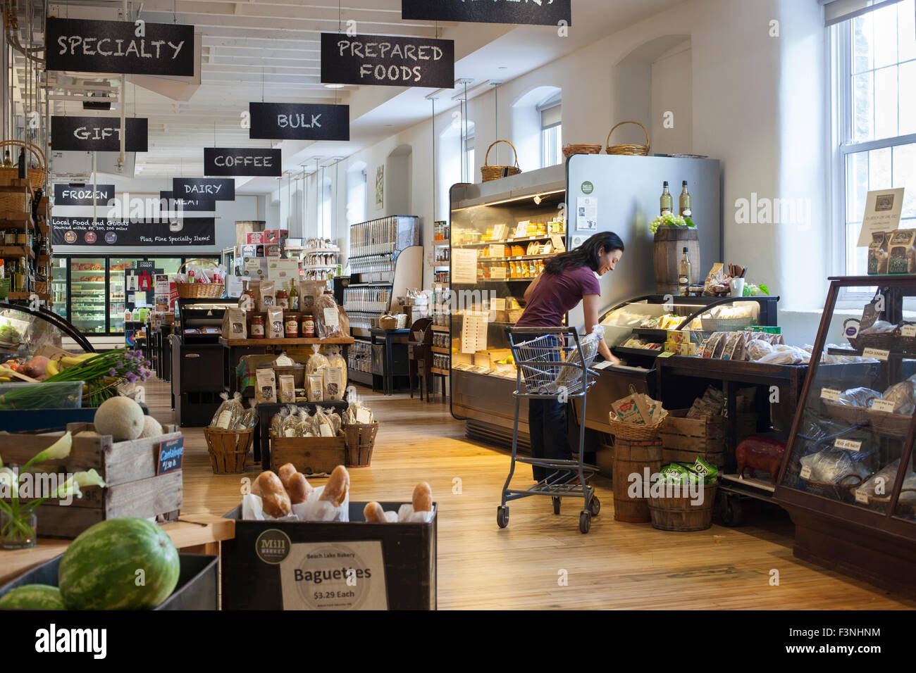 Frau Shopping Lebensmittelgeschäft mit einem Schwerpunkt auf regionalen Produkten, Pennsylvania, USA Stockfoto