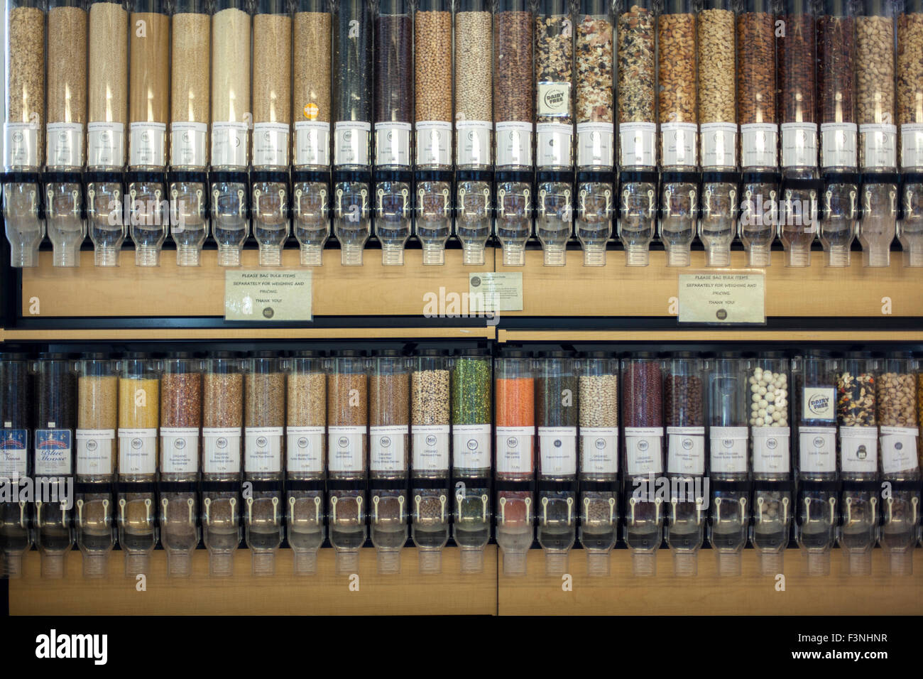 Bulk-Abschnitt im Supermarkt mit einem Schwerpunkt auf regionalen Produkten, Pennsylvania, USA Stockfoto