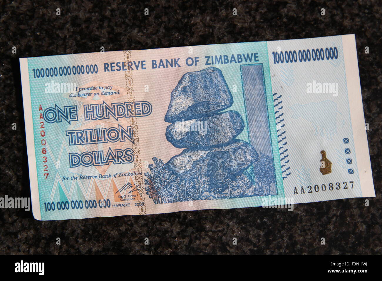 Johannesburg, Südafrika. 1. Oktober 2015. Eine Banknote aus Simbabwe mit einem Nennwert von 100 Billionen Simbabwe-Dollar wurde auf einem Tisch in Johannesburg, Südafrika, 1. Oktober 2015 angelegt. Foto: Jürgen Bätz/Dpa/Alamy Live News Stockfoto