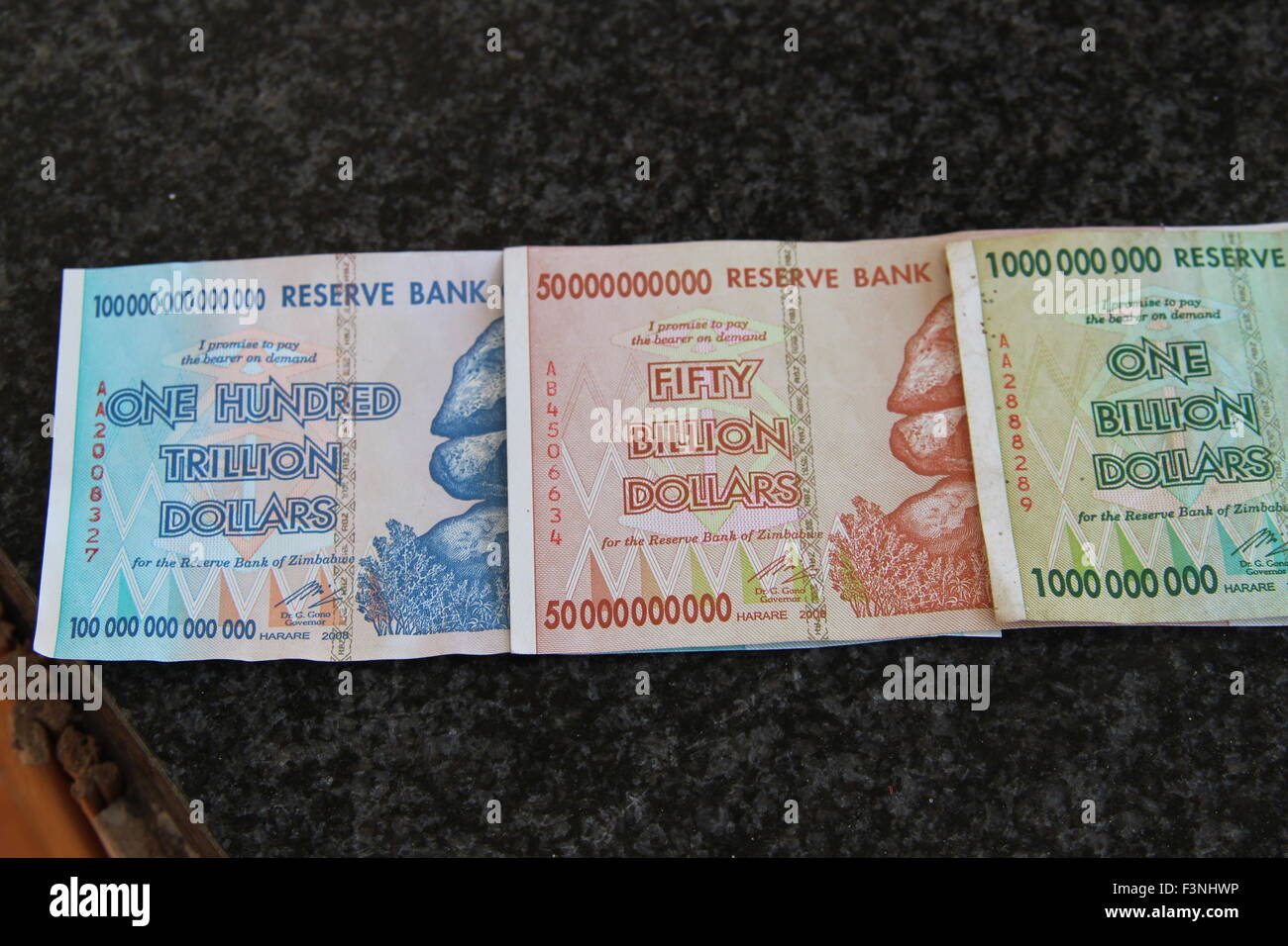 Johannesburg, Südafrika. 1. Oktober 2015. Banknoten aus Simbabwe mit einem Nennwert von bis zu 100 Billionen Simbabwe-Dollar haben auf einem Tisch in Johannesburg, Südafrika, 1. Oktober 2015 angelegt. Foto: Jürgen Bätz/Dpa/Alamy Live News Stockfoto