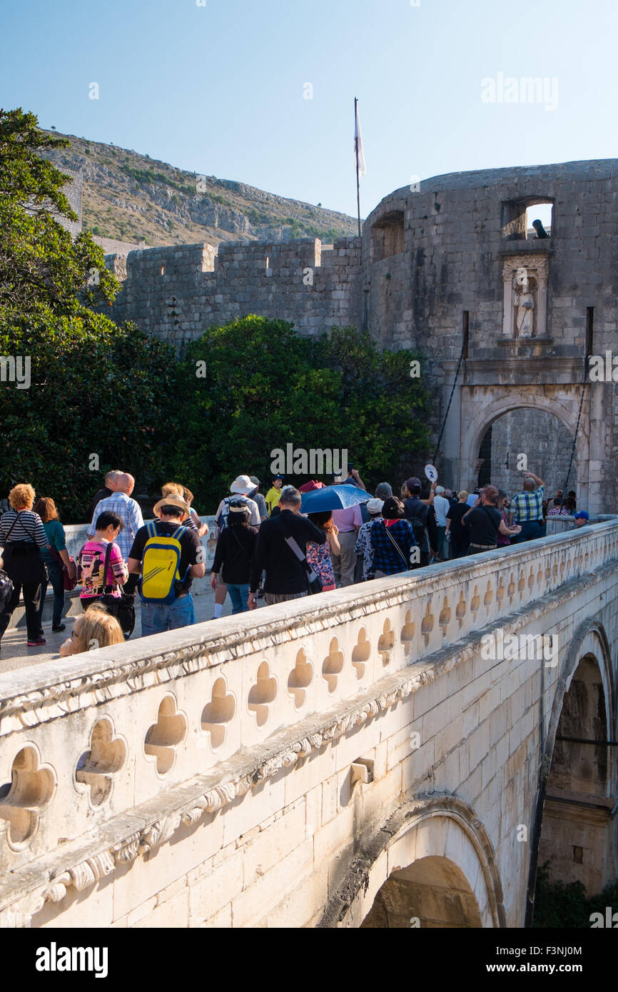 Touristen betreten das Pile-Tor der Altstadt von Dubrovnik. Stockfoto