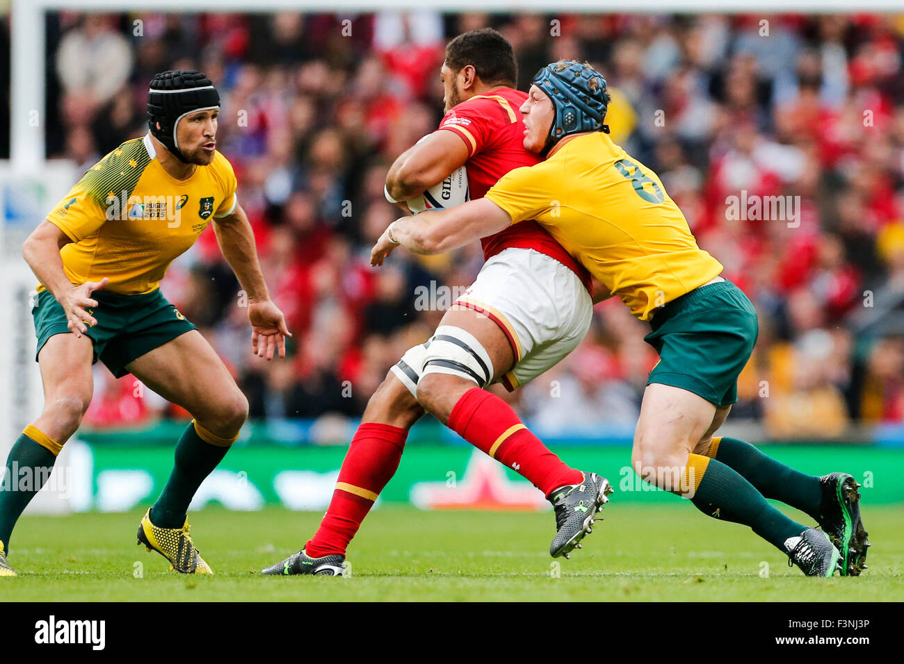 Twickenham Stadium, London, UK. 10. Oktober 2015. Rugby World Cup. Australien V Wales. Taulupe Faletau von Wales durch David Pocock von Australien in Angriff genommen wird. Bildnachweis: Aktion Plus Sport/Alamy Live-Nachrichten Stockfoto