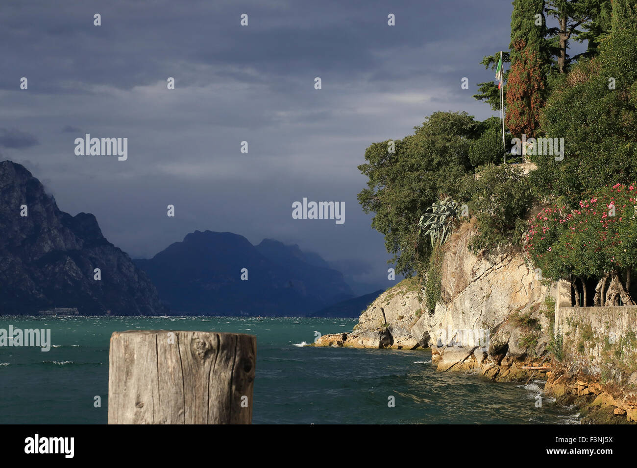 Blick über den See von Malcesine, Gardasee, Italien Stockfoto