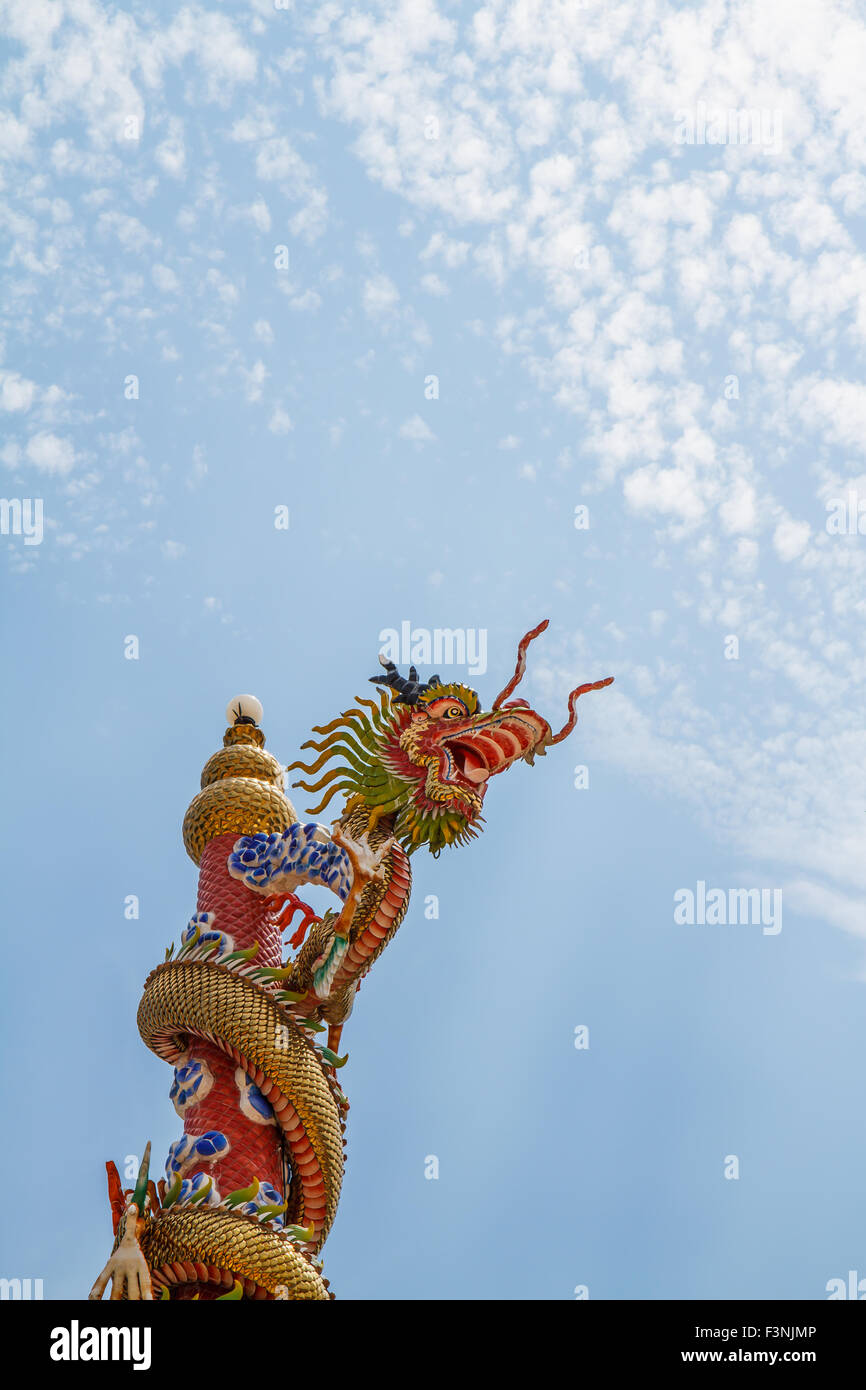 Drachen-Statue-Türme in den Himmel. Stockfoto