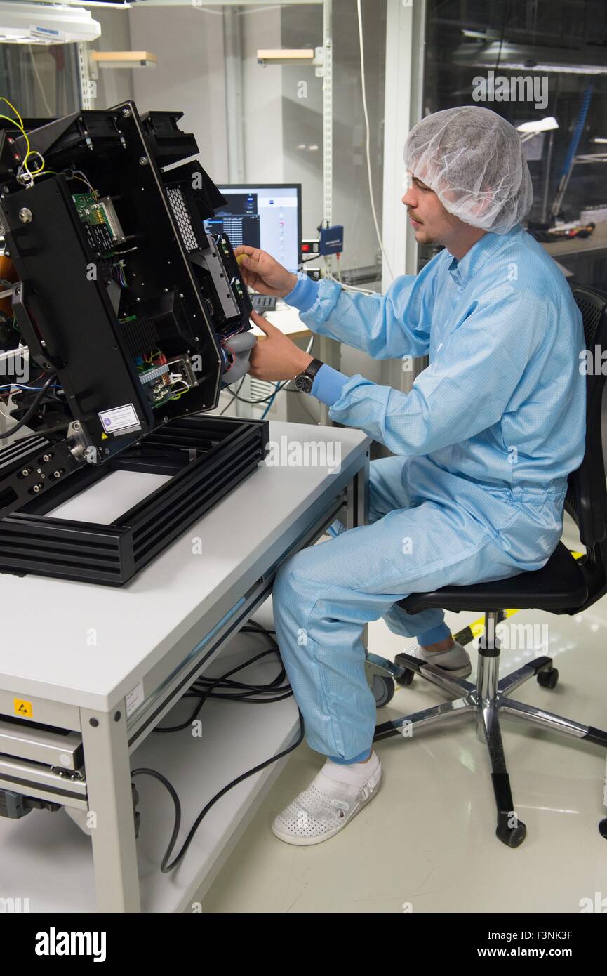 Tobias Laukner arbeitet auf ein digitales Planetarium Projektor am Fachbereich Systemintegration der Carl Zeiss AG in Jena, Deutschland, 29. September 2015. Foto: Sebastian Kahnert/dpa Stockfoto