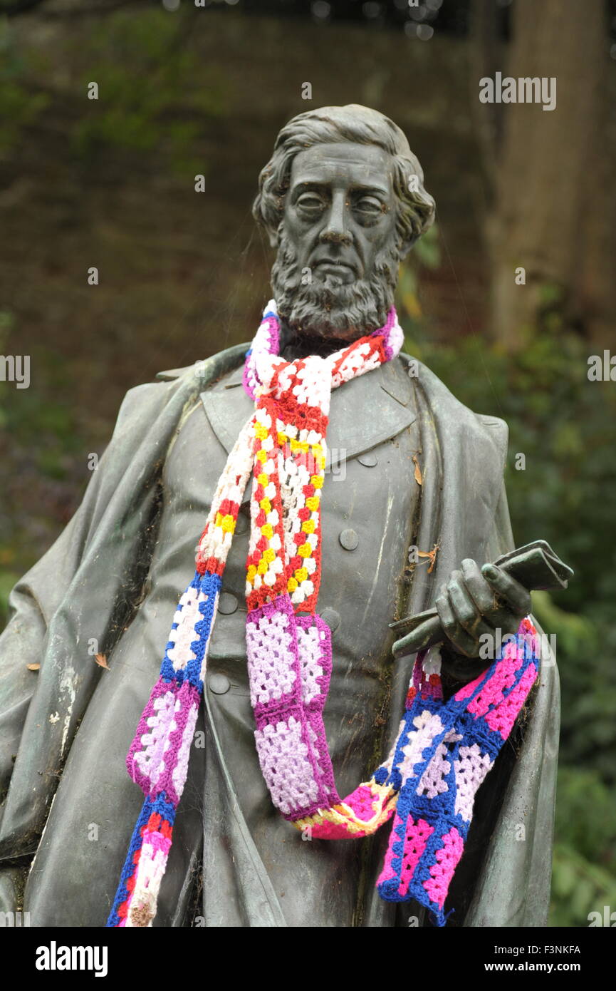 Exeter, Devon, UK. 10. Oktober 2015.  Rugby-Weltmeisterschaft 2015. Statue von William Reginald Courtnay (1807-1888) 11. Earl of Devon in einem Rugby-Schal in der Fanzone - Bild eingewickelt: Graham Hunt/Alamy Live News Stockfoto