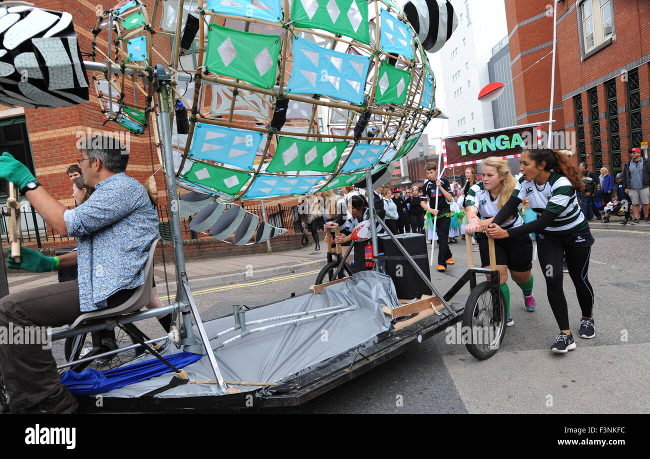 Exeter, Devon, UK. 10. Oktober 2015.  Fünf-Nationen-Parade für die Rugby-Weltmeisterschaft 2015. Mehr als 200 Exeter Kinder und Jugendliche Parade durch Exeter von der Kathedrale entfernt, die Fan-Zone unter der Leitung von Manchester basiert Planke die.  Die Parade steht unter dem Motto auf der 5 Nationen besuchen: Italien, Tonga, Namibia, Georgien und Rumänien, die spielen ihre Spiele in Sandy Park in Exeter während der Rugby-Weltmeisterschaft 2015. Bild: Graham Hunt/Alamy Live-Nachrichten Stockfoto