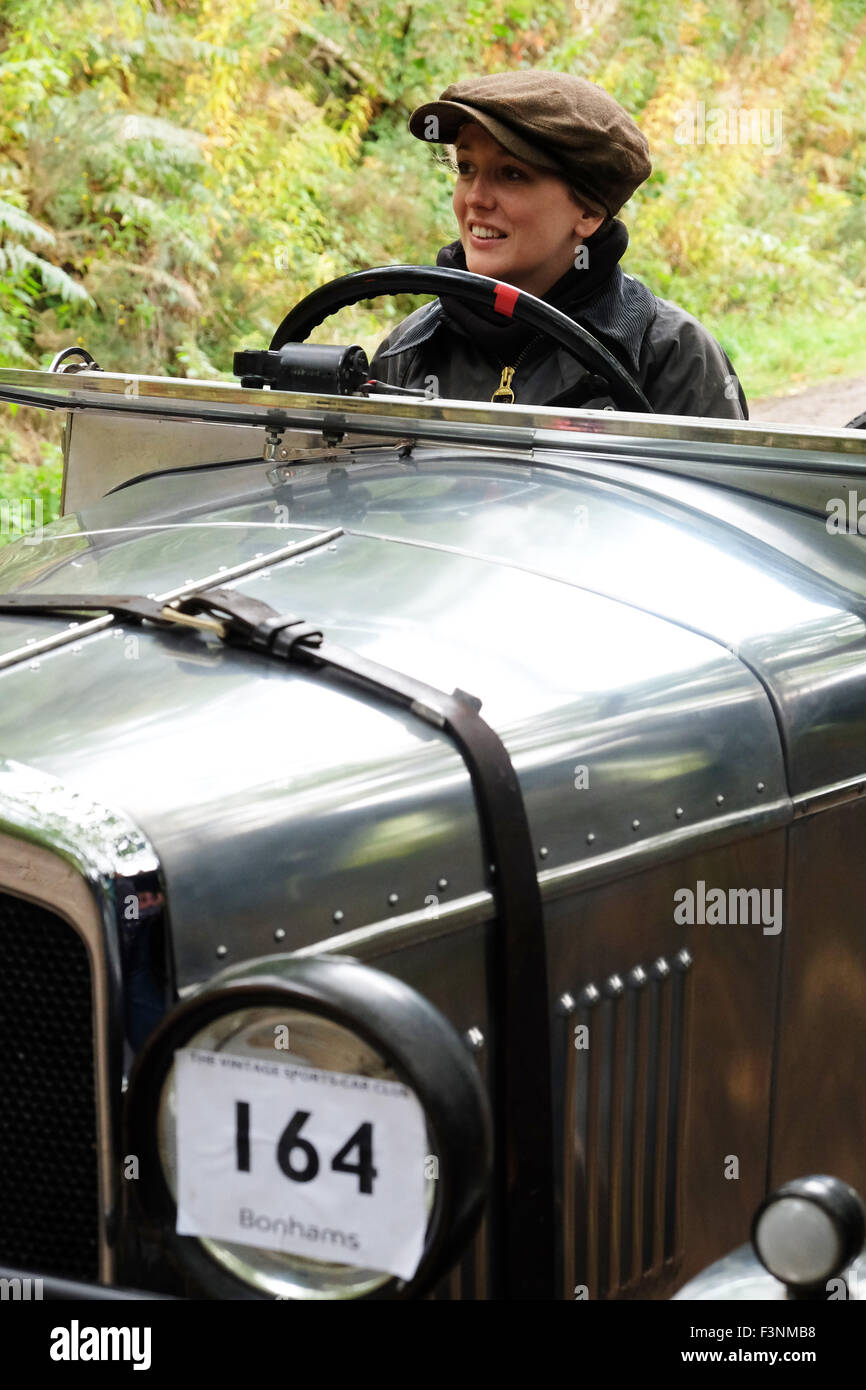 Neue Radnor, Powys, Wales - Samstag, 10. Oktober 2015 - The Vintage Sports Car Club (VSCC) Hügel klettern trial Herausforderung auf der Smatcher einen steilen bewaldeten Hügel vor den Toren neue Radnor.  Hier treibt ein 1930 AJS 2 Sitzer Sport von Alexandra Milne-Taylor. Stockfoto