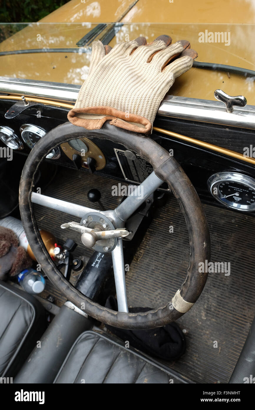 Oldtimer Sportwagen mit Fahrer-Handschuh Stockfoto