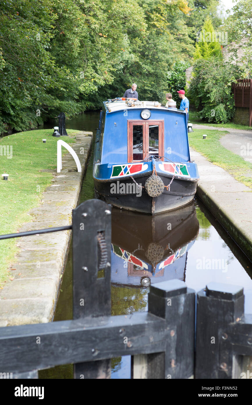 UK, West Yorkshire, Hausboote auf dem Huddersfield schmaler Kanal in der Nähe von Uppermill. Stockfoto