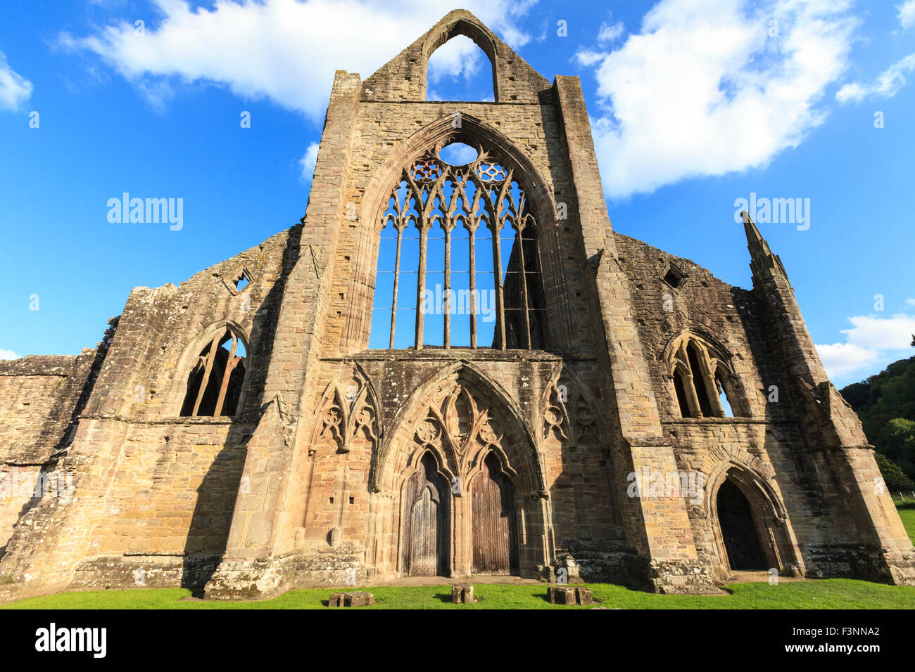 Die zerstörten Bogenfenster von Tintern Abbey, Monmouthshire, Wales Stockfoto