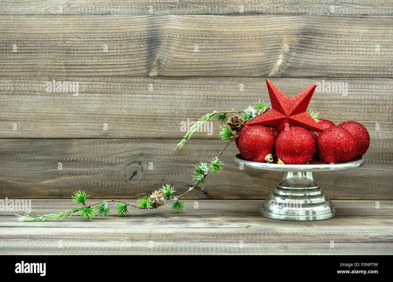 Weihnachts-Dekoration mit roten Kugeln auf rustikalen hölzernen Hintergrund. Vintage Anordnung. Retro-Stil getönten Bild Stockfoto