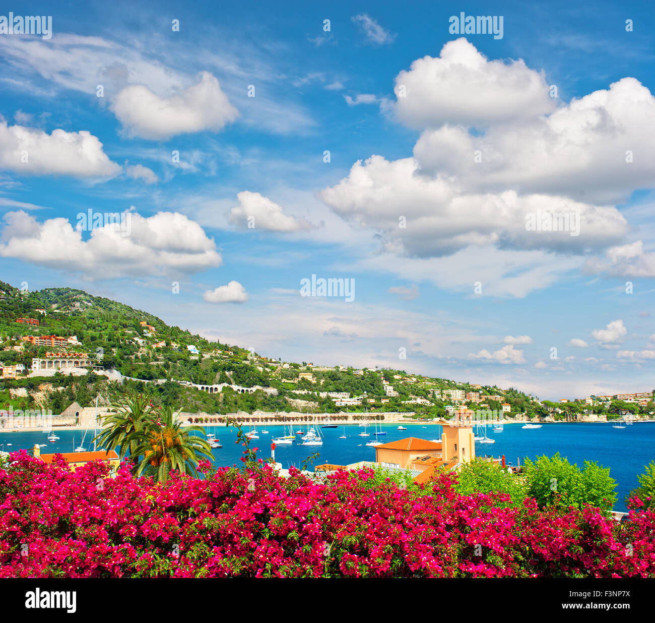 Mittelmeer-Landschaft mit blauen Wolkenhimmel. Côte d ' Azur in der Nähe von Nizza und Monaco Stockfoto