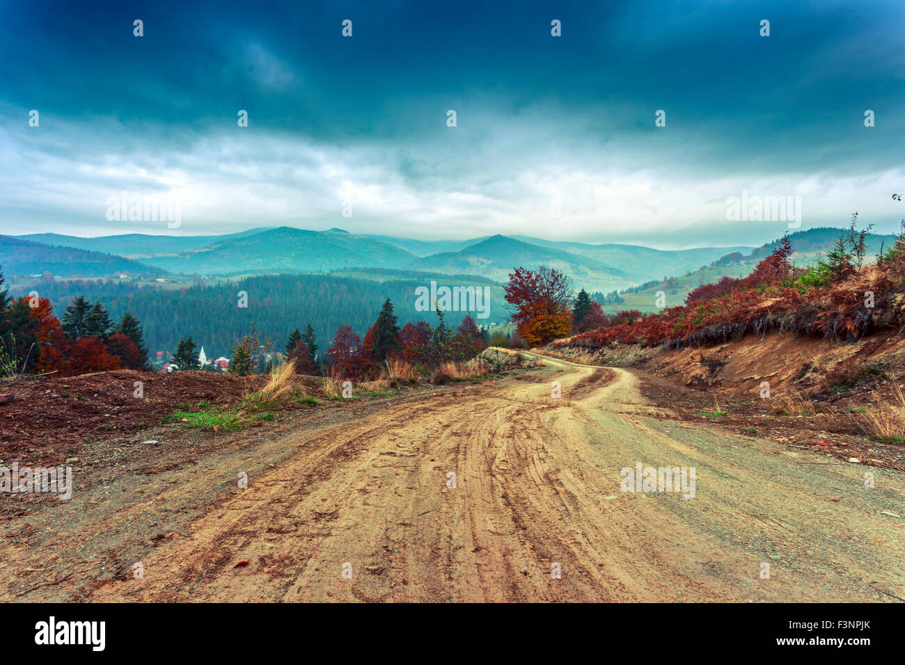 Bunte Straße Herbstlandschaft in den Bergen in Siebenbürgen, Rumänien. Stockfoto