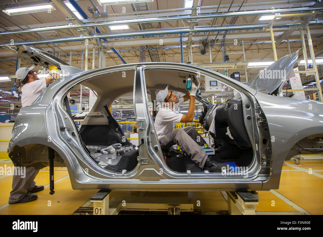 Automobil-Industriearbeiter - Nissan Resende-Fabrik in Brasilien. Stockfoto