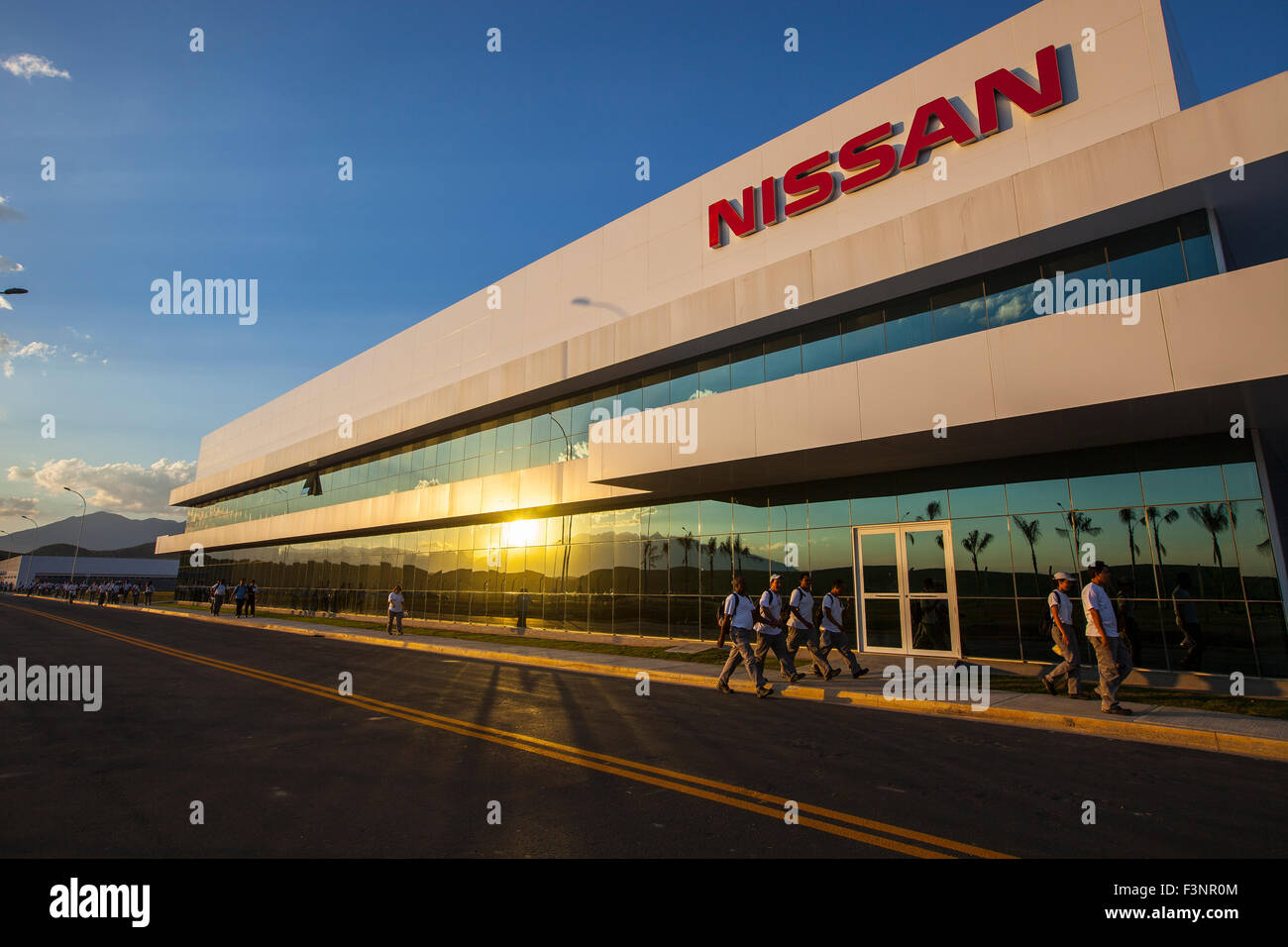 Automobil-Industriearbeiter verlassen Arbeit am Nachmittag - Schicht - Nissan Resende-Fabrik in Brasilien. Stockfoto