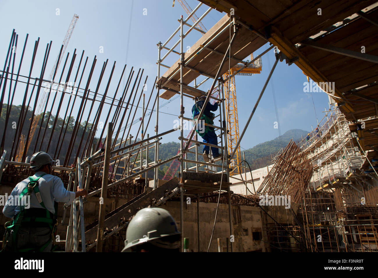 Arbeiter an den Bau von Angra 3 Kernkraftwerk Angra Dos Reis, Bundesstaat Rio De Janeiro, Brasilien. Stockfoto