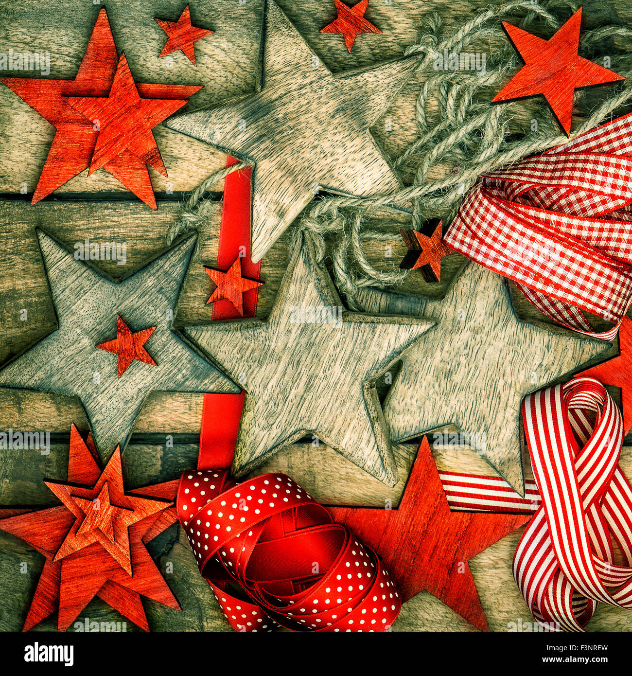 Weihnachtssterne Dekorationen aus Holz und roten Bändern. Nostalgisches Retro-Stil Bild. Dunkel gestalteten Foto Stockfoto