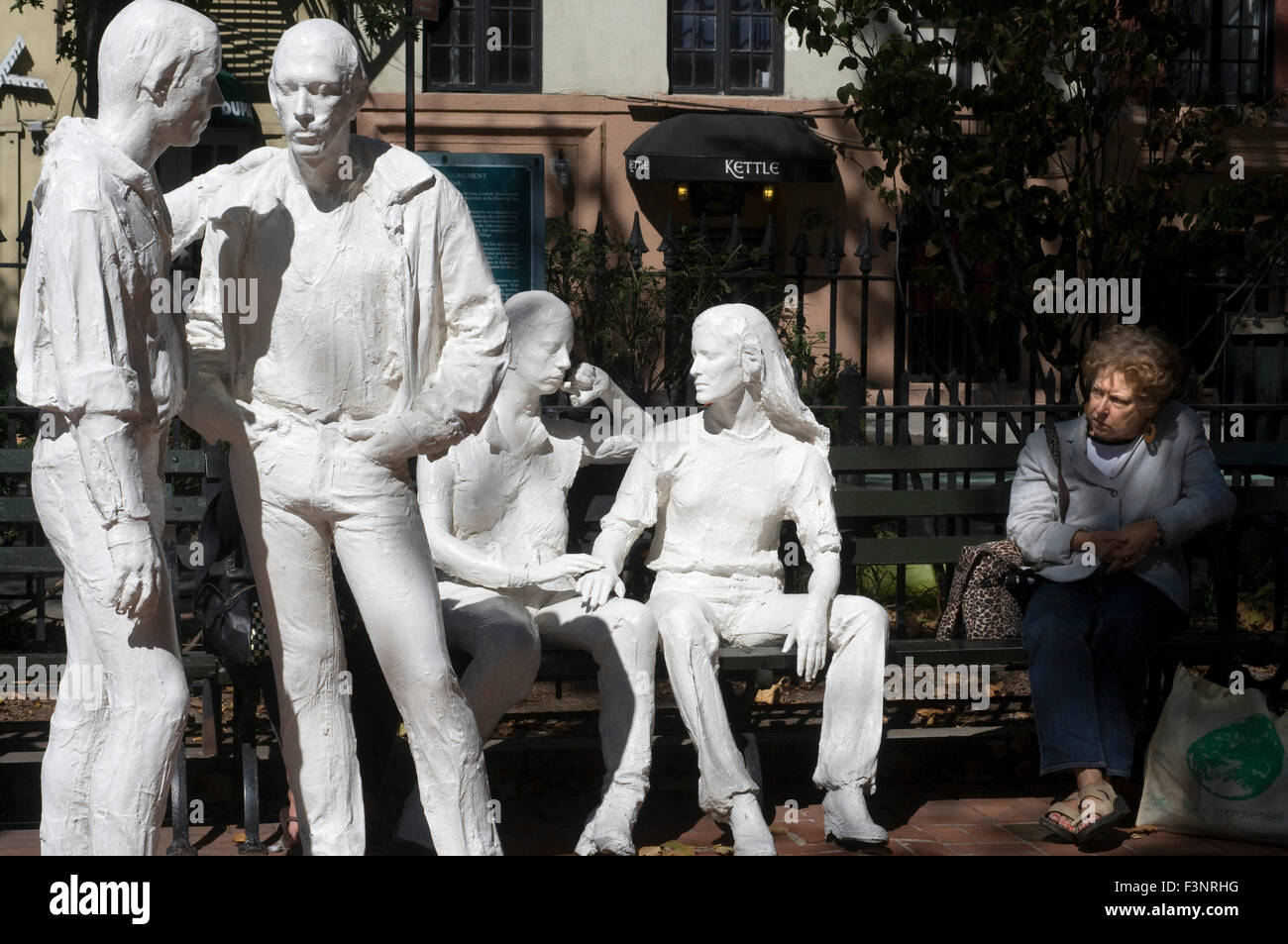 Weiße Statuen im Quadrat von Christopher Park im Greenwich Village. St. Christopher Sheridan Square u-Bahnstation des gleichen na Stockfoto