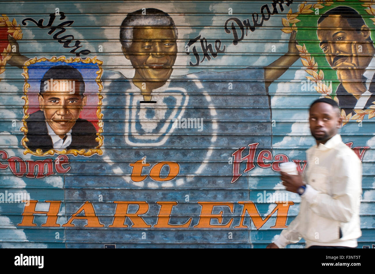 Graffiti-Obama und Martin Luther King gemalt im Schatten einer Betriebsstätte von Harlem. Heute erlebt Harlem eine neue rena Stockfoto