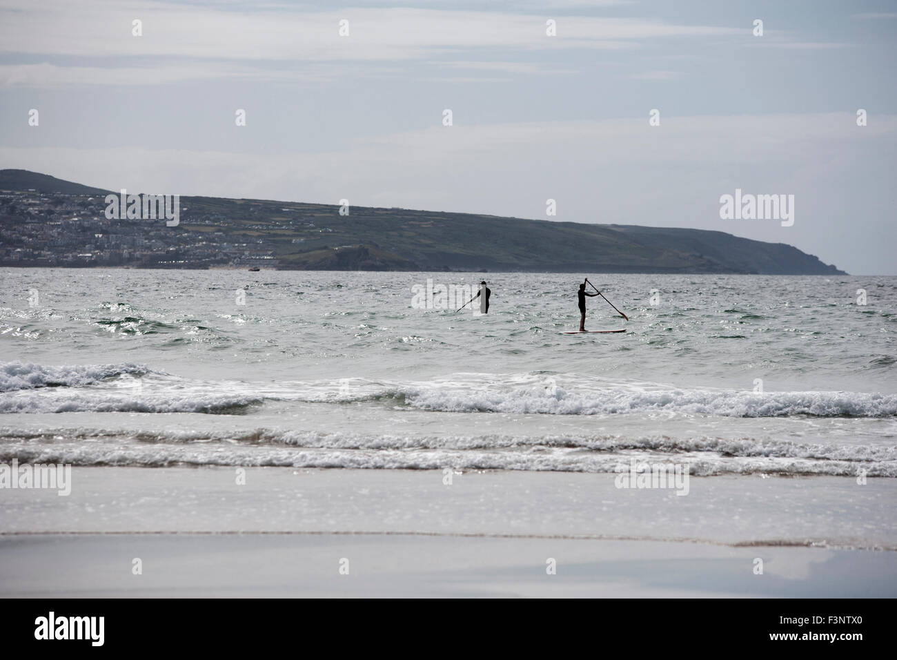 Paddleboarders in St. Ives bay Stockfoto