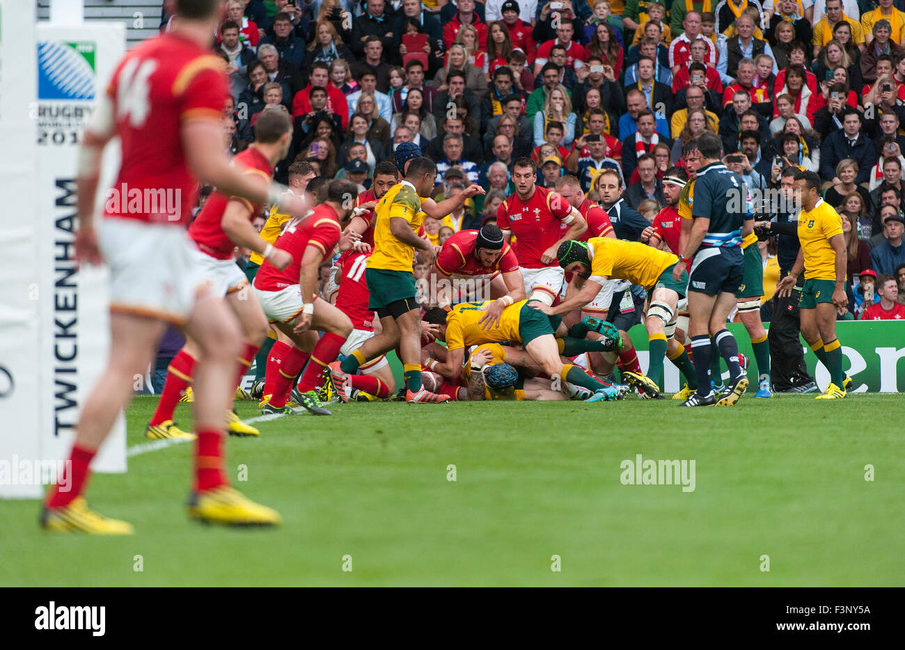 Twickenham Stadium, London, UK. 10. Oktober 2015. Australien in Aktion in der Nähe der walisischen Torlinie beobachtet von Sam Warburton, Australien V Wales im Pool eine Übereinstimmung des Rugby World Cup 2015, endgültige Australien 15 - Wales 6 Punkten. Bildnachweis: Sportsimages/Alamy Live-Nachrichten Stockfoto