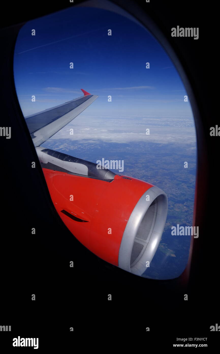 Flugzeugmotor durch das Fenster gesehen Stockfoto
