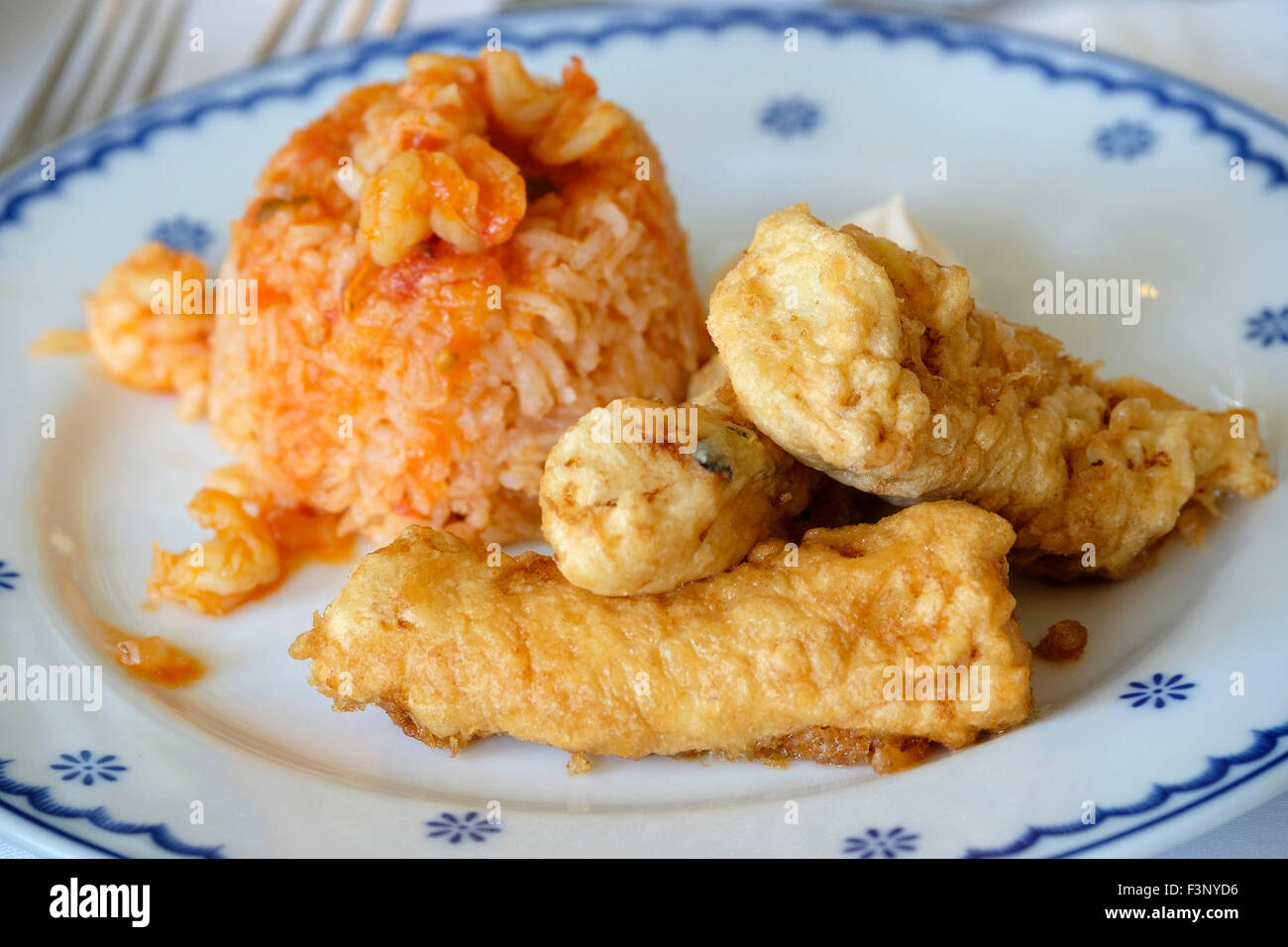 Gebratener Fisch mit Reis Stockfoto