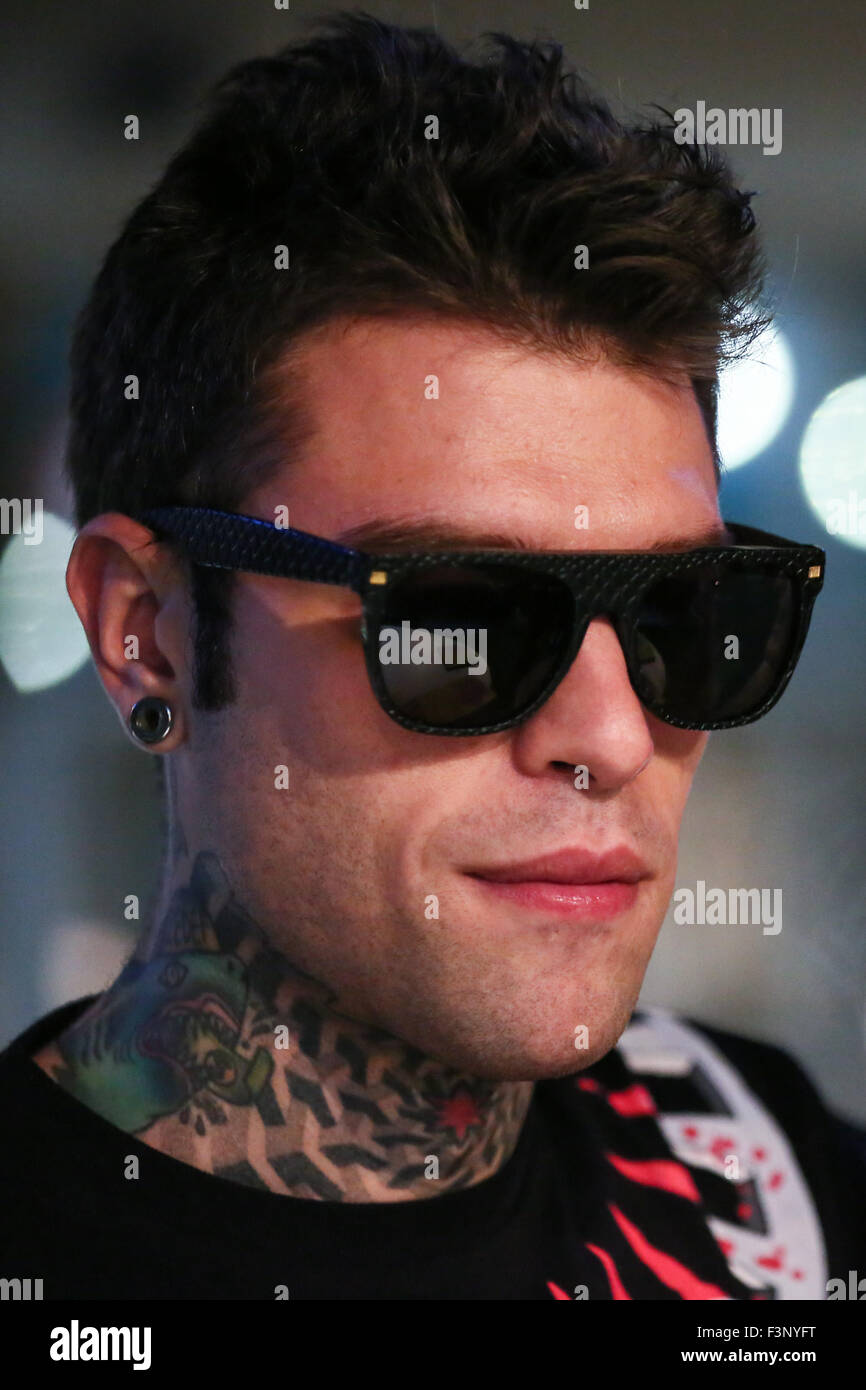 Turin, Italien. 10. Oktober 2015. Die italienischen Rapper Fedez hat Hunderte von seinen Fans, das Umpacken Album "Pop-Hoolista", mit dem Titel "Pop-Hoolista Cosodipinto Edition", mit der offensive Beiname geprägt von politischen PDL Maurizio Gasparri für ihn zu seinen Gunsten Autogramm erfüllt. © Elena Aquila/Pacific Press/Alamy Live-Nachrichten Stockfoto