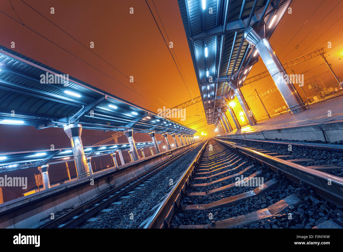 Ladefläche Zug in der Nacht. Eisenbahn in der Ukraine. Bahnhof Stockfoto