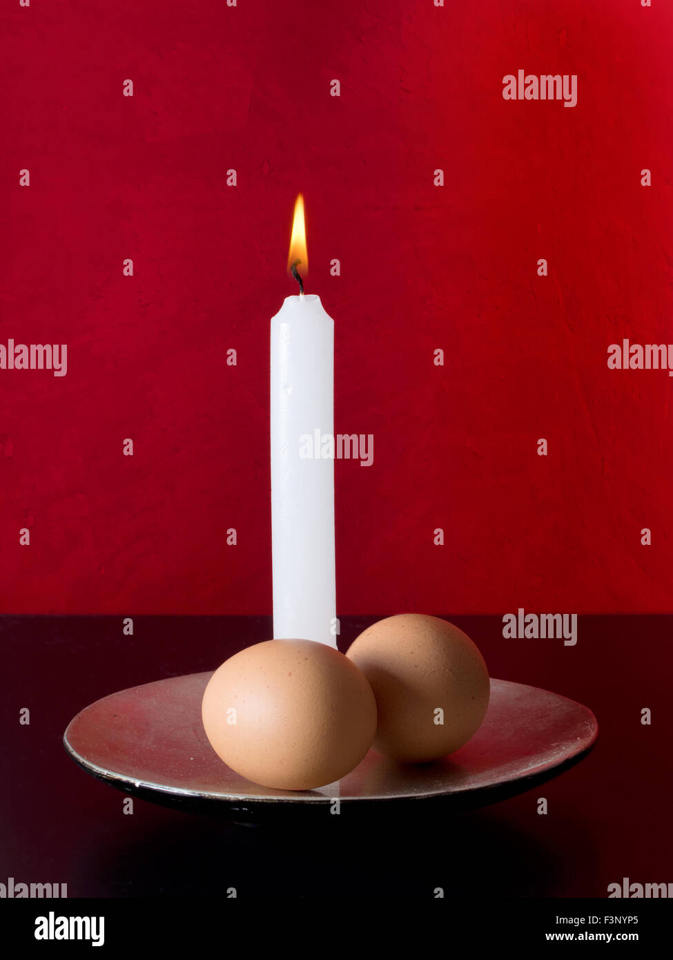 Kerze und zwei Eiern, Beschneidung Zeremonie Symbole. Stockfoto