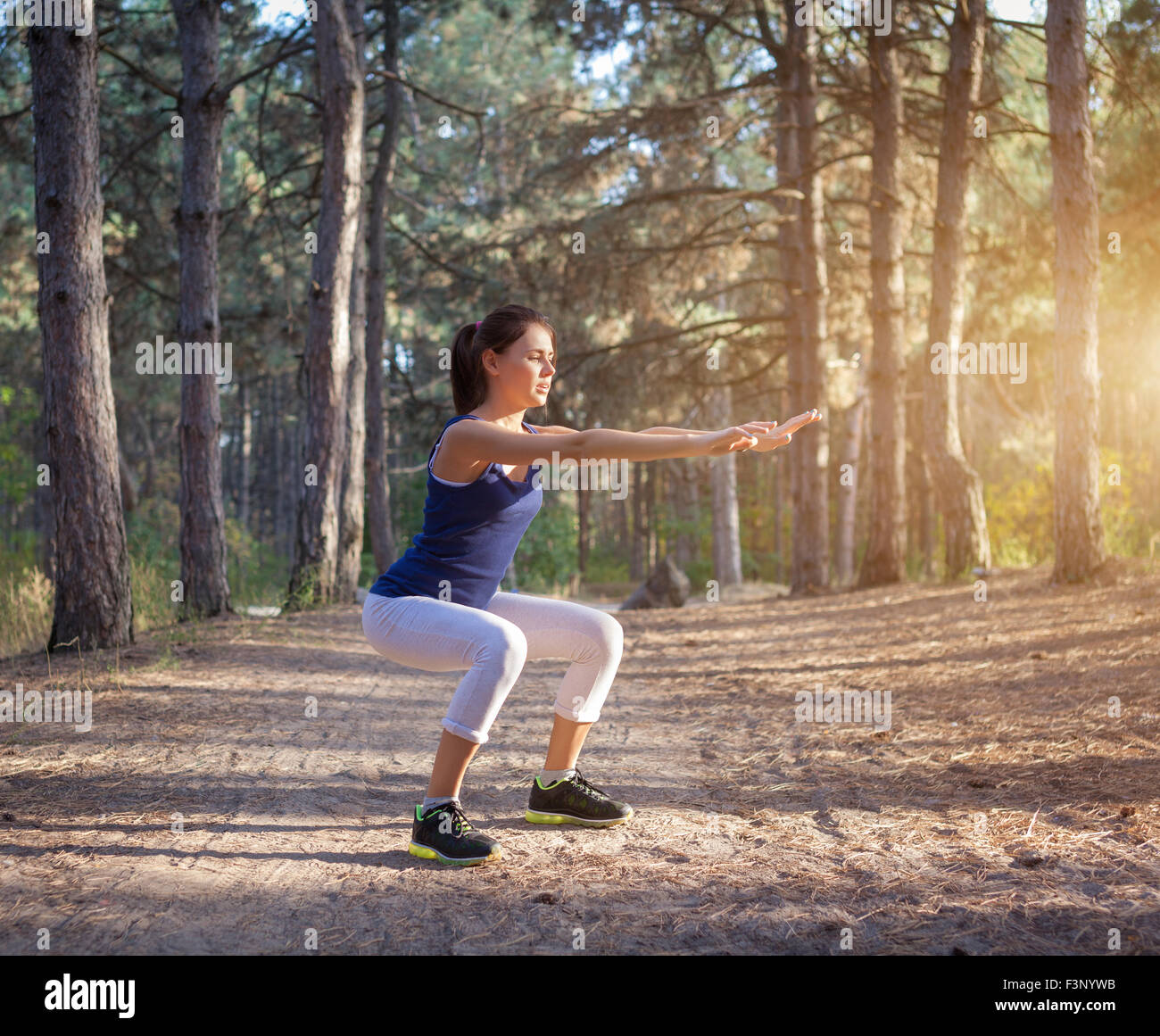 Junge schöne Mädchen Sport in den herbstlichen Wald bei Sonnenuntergang Stockfoto