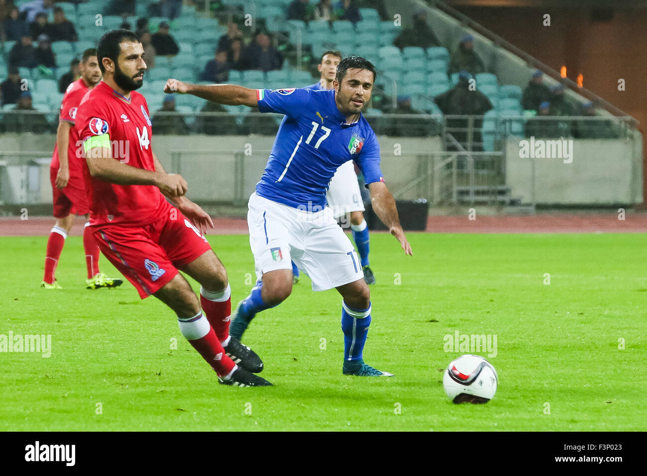 Baku, Aserbaidschan. 10. Oktober 2015. Aserbaidschans Rashad Sadigov (L) und Italiens Eder (R) wetteifern um die Kugel während der UEFA Euro 2016 Fußball-Qualifikationsspiel zwischen Aserbaidschan und Italien im Olympiastadion. © Aziz Karimow/Pacific Press/Alamy Live-Nachrichten Stockfoto