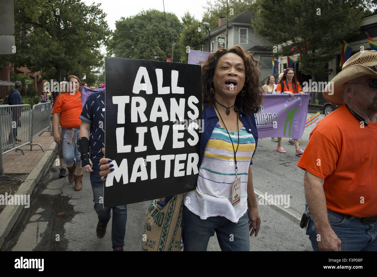 Atlanta, GA, USA. 10. Oktober 2015. LGBT-Gemeinschaft feiert Gay Pride in Midtown-Viertel der Stadt, Zeichnung Tausende von über den Süden. Im Bild: Tracee McDaniel, eine Transgender-Frau und Autor, führt Parade Sensibilisierung für Diskriminierung von Geschlecht nicht konforme Individuen. © Robin Rayne Nelson/ZUMA Draht/Alamy Live-Nachrichten Stockfoto