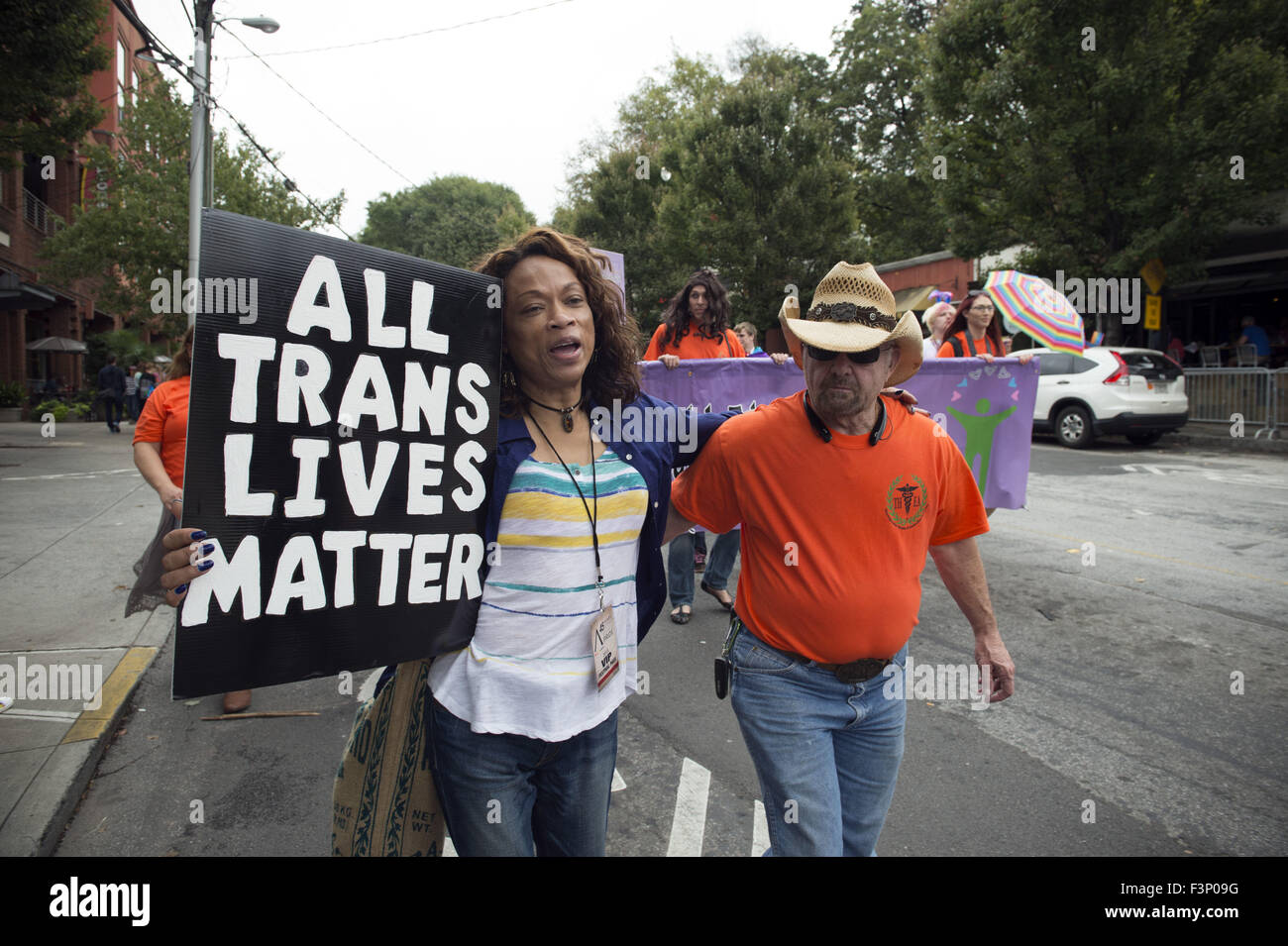 Atlanta, GA, USA. 10. Oktober 2015. LGBT-Gemeinschaft feiert Gay Pride in Midtown-Viertel der Stadt, Zeichnung Tausende von über den Süden. Im Bild: Tracee McDaniel, eine Transgender-Frau und Autor, führt Parade Sensibilisierung für Diskriminierung von Geschlecht nicht konforme Individuen. © Robin Rayne Nelson/ZUMA Draht/Alamy Live-Nachrichten Stockfoto