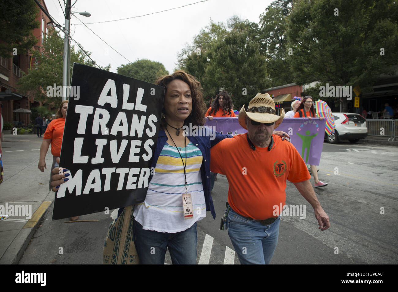 Atlanta, GA, USA. 10. Oktober 2015. LGBT-Gemeinschaft feiert Gay Pride in Midtown-Viertel der Stadt, Zeichnung Tausende von über den Süden. Im Bild: Tracee McDaniel, eine Transgender-Frau und Autor, führt Parade Sensibilisierung für Diskriminierung von Geschlecht nicht konforme Individuen. © Robin Rayne Nelson/ZUMA Draht/Alamy Live-Nachrichten Stockfoto
