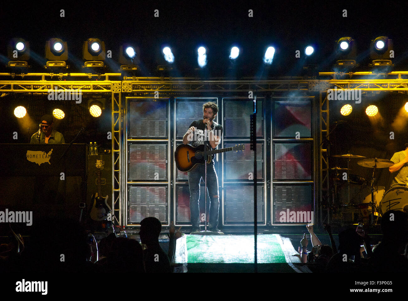Manhattan, Kansas 25.06.2015 Country-Music-Star Thomas Rhett umfasst dessen Schließung heute Abend am ersten Tag der "Kicker Land Stampede" in Manhattan, Kansas Stockfoto