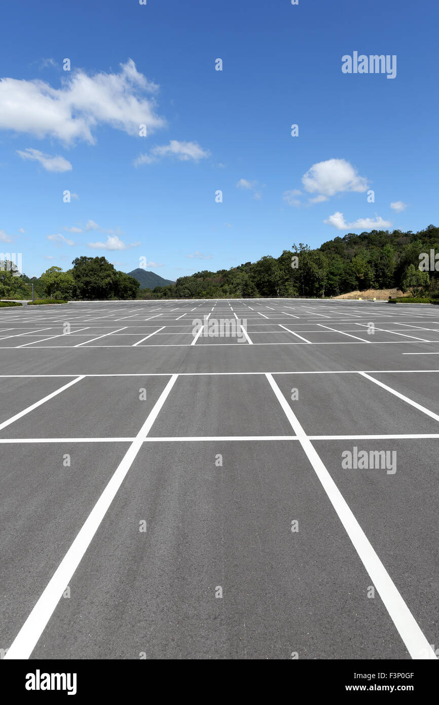 Leeren Parkplatz mit weißen Markierung Stockfoto