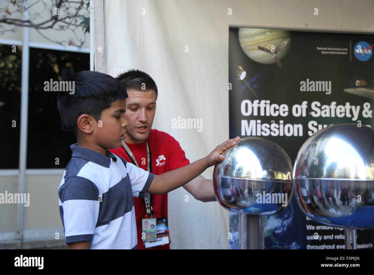 Los Angeles, USA. 10. Oktober 2015. Ein Junge versucht eine statische Elektrizität-Gerät beim JPL Open House in Los Angeles, USA, am 10. Oktober 2015. Zweitägigen Hausmesse des NASA Jet Propulsion Laboratory (JPL) startete am Samstag und voraussichtlich 20.000 Personen pro Tag zu gewinnen. © Xue Ying/Xinhua/Alamy Live-Nachrichten Stockfoto