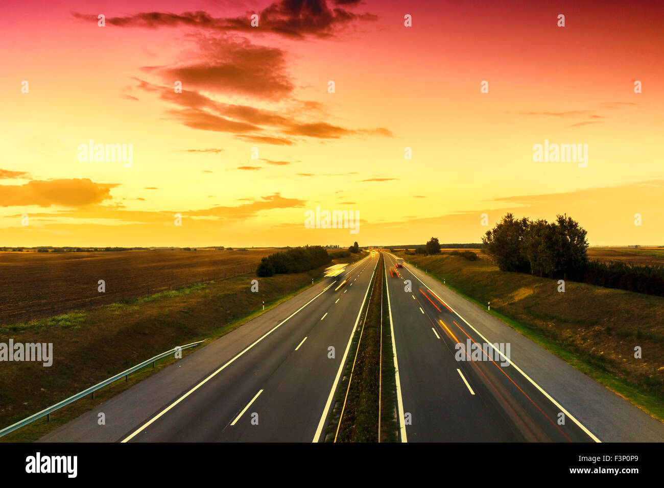 Autos Beschleunigung auf der Autobahn, Ungarn Stockfoto