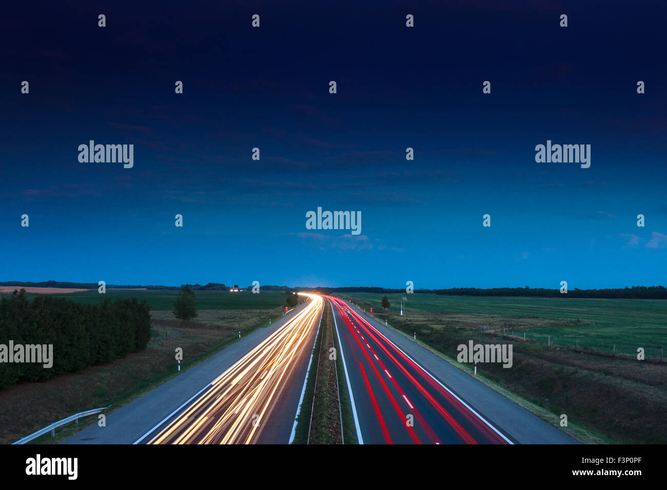 Autos Beschleunigung auf der Autobahn, Ungarn Stockfoto