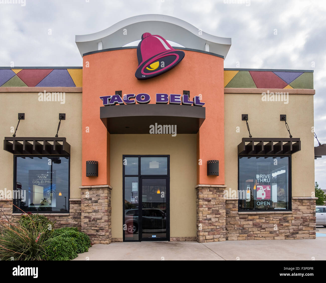 Das Exterieur des ein Taco Bell Service mexikanisches Essen in Oklahoma City, Oklahoma, USA. Stockfoto