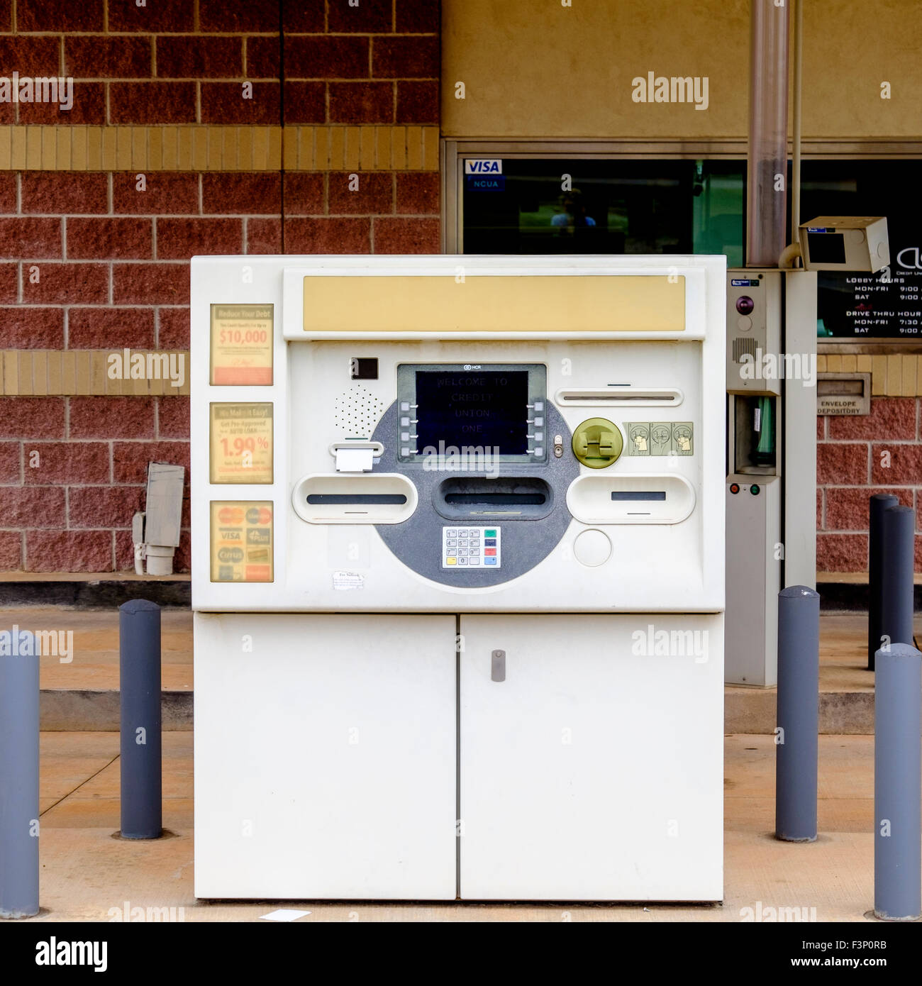 Ein Geldautomat außerhalb einer Bank in Oklahoma City, Oklahoma, USA. Stockfoto