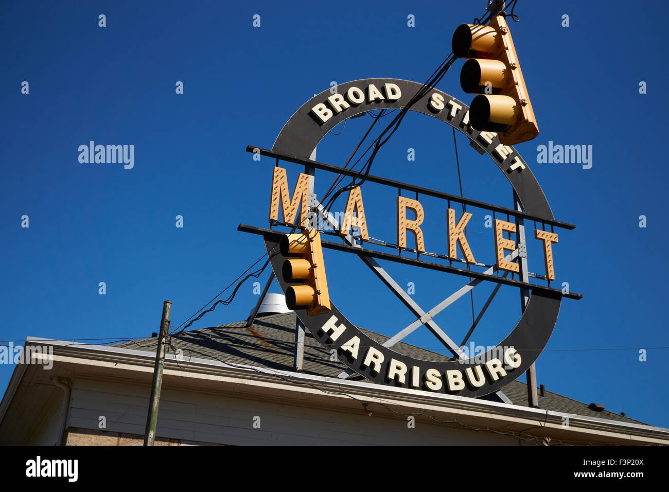 Breite Straßenmarkt, Zeichen und Ampeln, Harrisburg, PA, USA Stockfoto