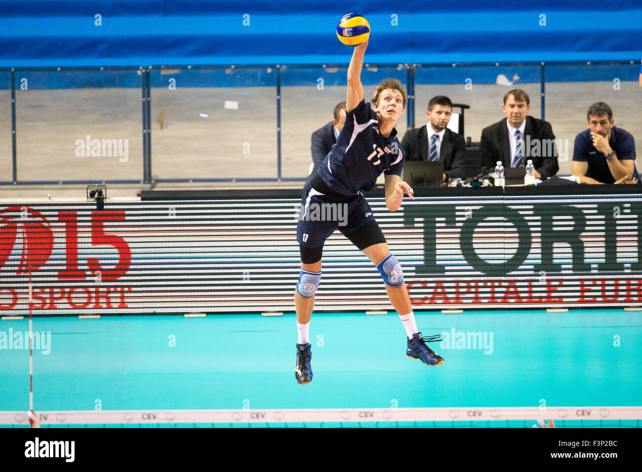 Turin, Italien. 10. Oktober 2015. Andres Toobal (13), Setter Estland dient den Ball CEV Volleyball European Championship Pool B Spiel zwischen Frankreich und Estland im Torino Palavela Arena. © Mauro Ujetto/Pacific Press/Alamy Live-Nachrichten Stockfoto