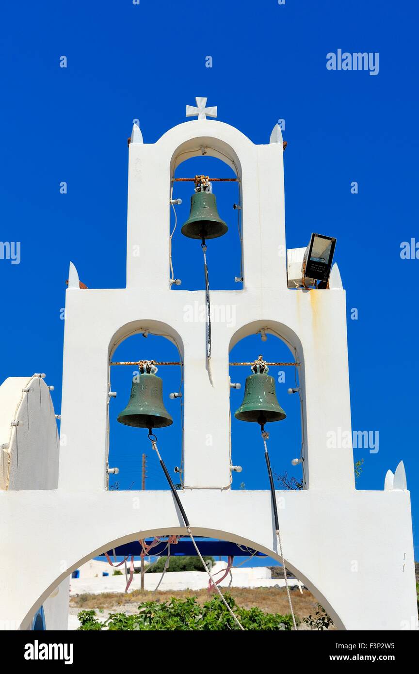 Ein Kirchturm auf die Caldera von Santorini Griechenland Stockfoto