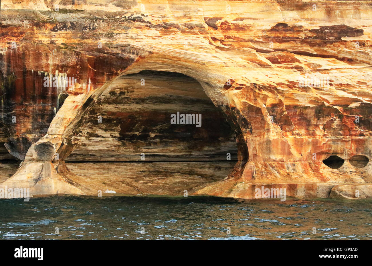 Abgebildete Felsen-Staatsangehöriger Lakeshore vom Wasser aus gesehen Stockfoto