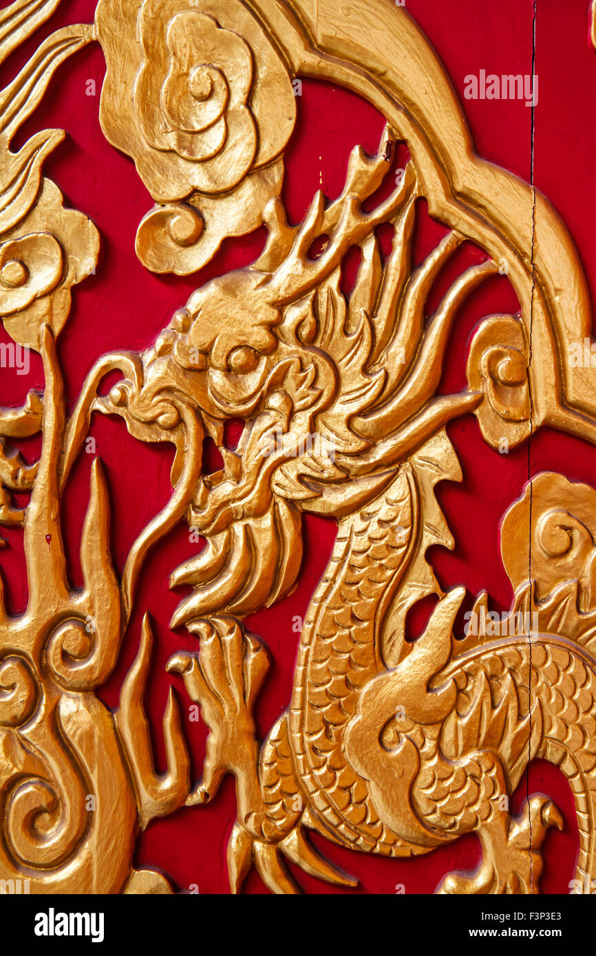 Goldener Drache auf roten Holz Wand, im Tempel Wat-Leng-Noei-Yi2 im chinesischen Stil dekoriert Stockfoto