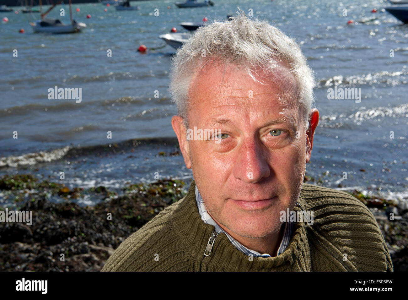 Robin Hancock von Wright Brothers Austern, die das Herzogtum Cornwall Austern auf der Mündung des helford verwaltet. Stockfoto